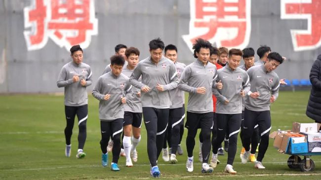 TA：切尔西冬窗无法召回卢卡库，球员租借合同中无相应条款据The Athletic消息，切尔西在将卢卡库外租至罗马的合同中，没有设置召回球员的条款。